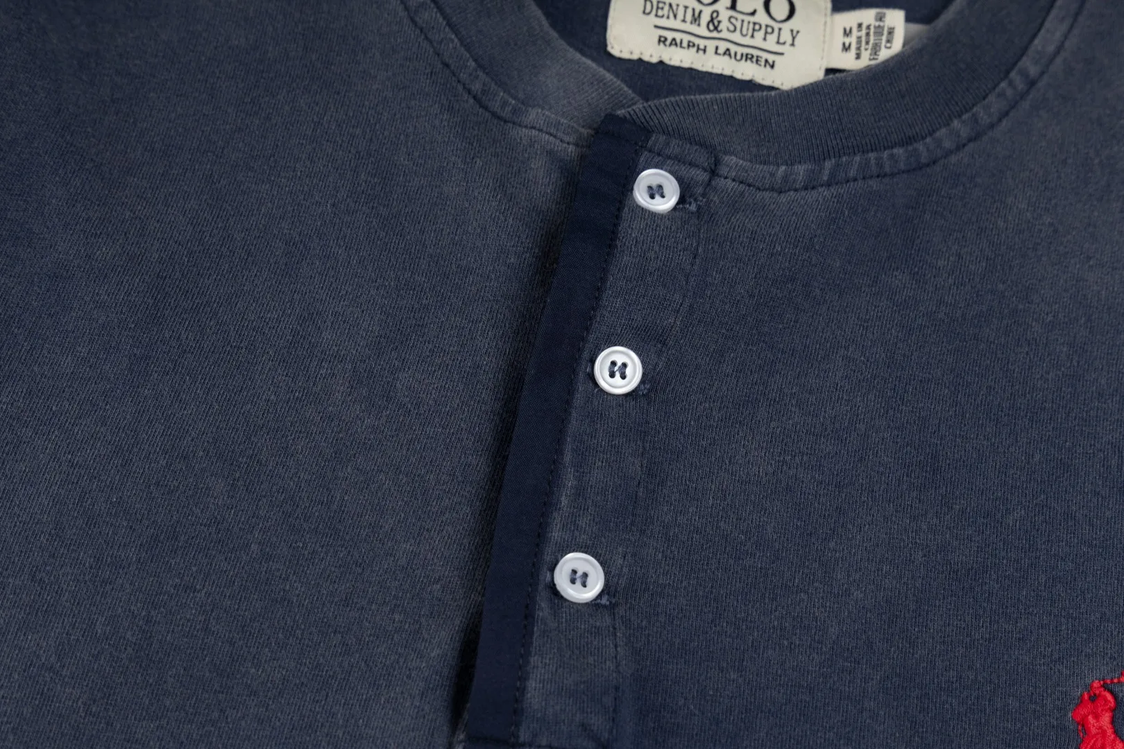 P196 #R85 Ralph Lauren washed heavy brushed distressed henley stand-up collar open chest long-sleeved bottoming shirt thin sweatshirt fabric 100% Xinjiang long-staple cotton, imported embroidered logo on the chest custom threaded collar, classic embroidery, the highest version, suitable for business and leisure daily use! 🌘3-button placket, laser logo pearlescent resin buttons, cuffs and hem are double-stitched, different from the currency version. Washed and distressed, sand-washed and stir-fried. Color: White, Black, Navy Blue, Army Green, Gray Size: S M L XL Length: 69/70/72/75 Bust: 102/108/116/124 Shoulder width: 43/45/47/49 Recommended weight: 100-120/120-140/140-160/160-180 pounds